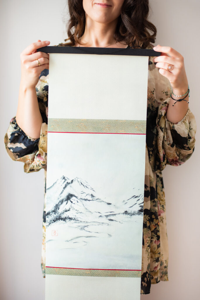Małgorzata Suchecka malarstwo japońskie sumi-e, obraz inspirowany Tatrami Art Beyond Boundaries, The National Art Center, Tokio, Japonia, 2022